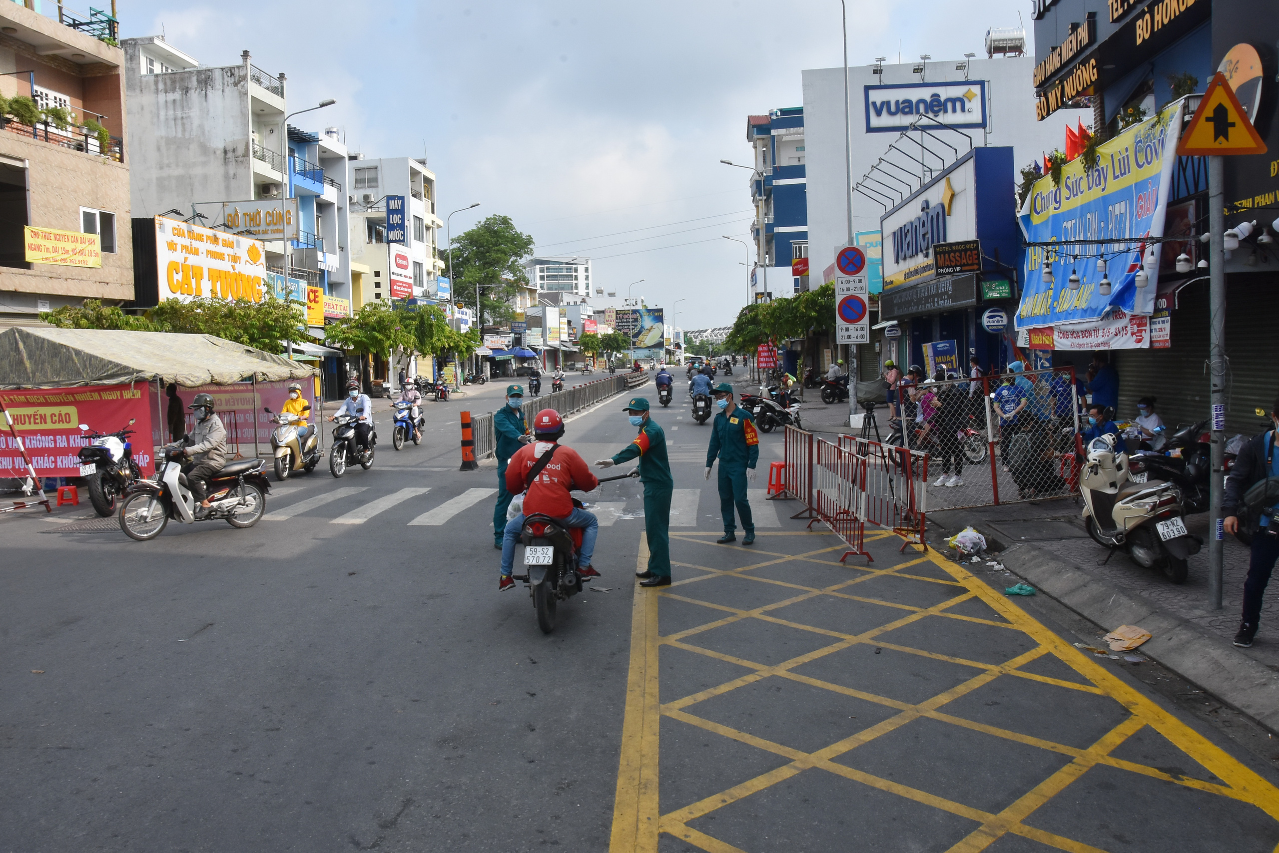 TP HCM: Các chốt kiểm soát ra vào Gò Vấp không còn ùn ứ - Ảnh 1.