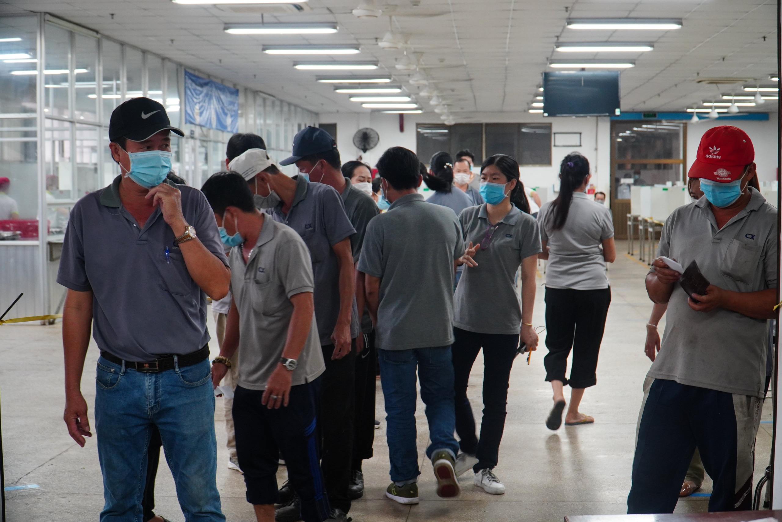 Lấy mẫu x&eacute;t nghiệm tầm so&aacute;t Covid -19 hơn 30.000 người tại Khu chế xuất T&acirc;n Thuận - Ảnh 1.