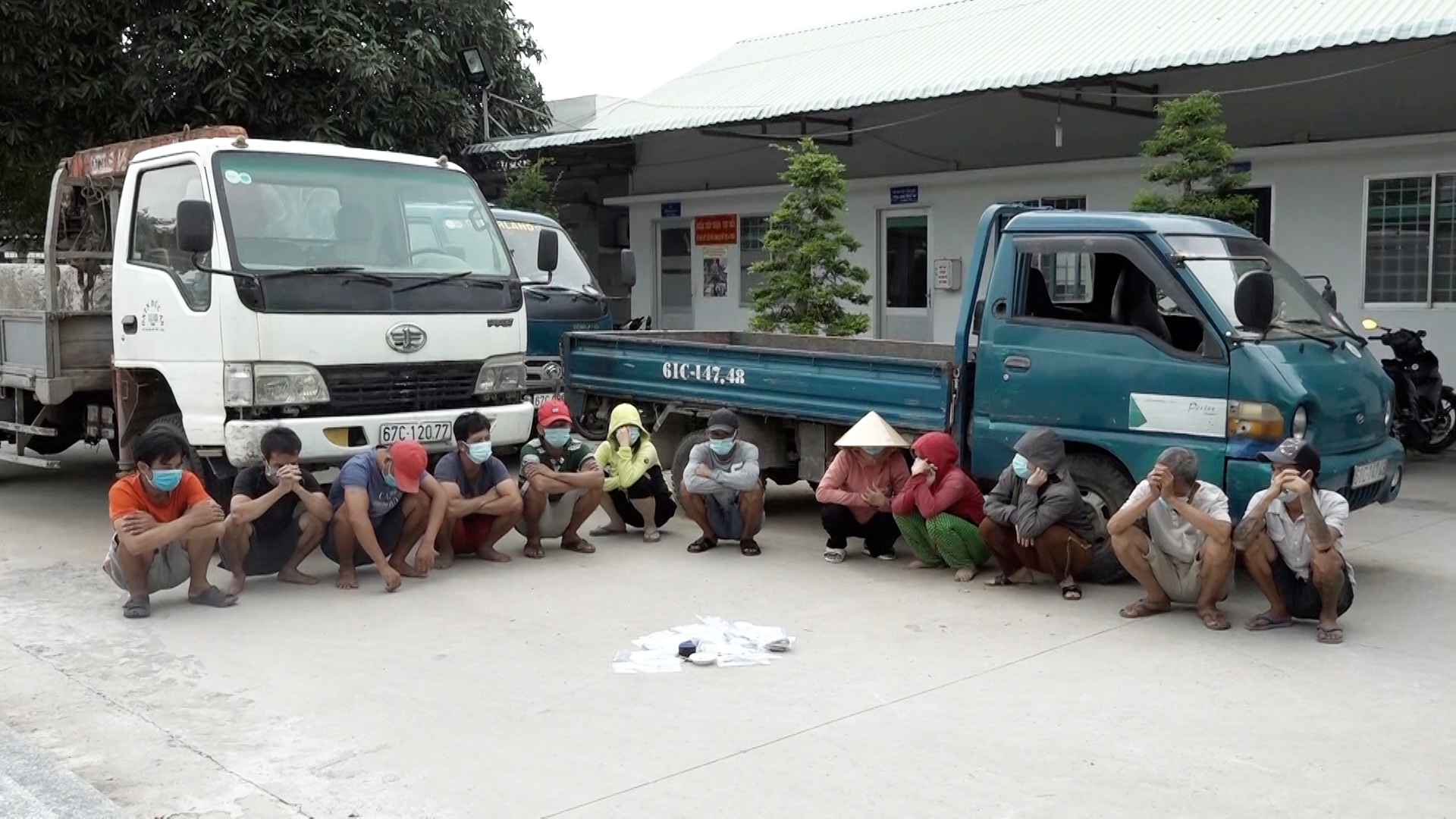 CLIP: Ph&uacute; Quốc v&agrave; An Giang tạm  giữ nhiều &ldquo;qu&yacute; b&agrave;&rdquo; l&agrave;m liều giữa m&ugrave;a dịch - Ảnh 3.
