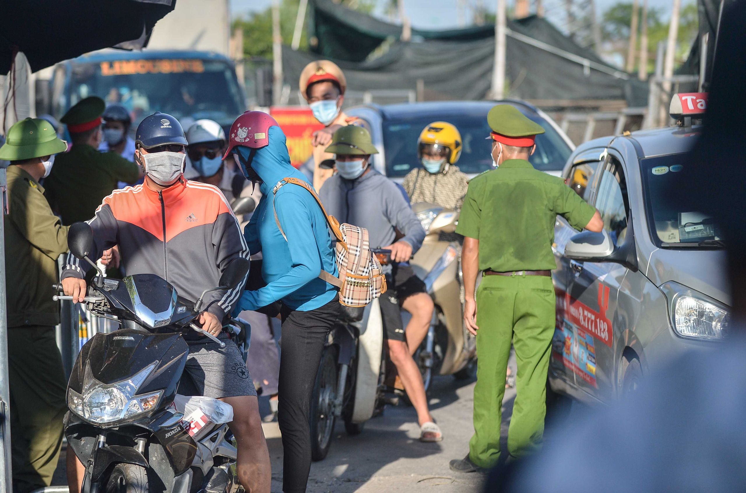 Nhiều ôtô phải quay đầu tại các chốt kiểm soát dịch giáp ranh với Bắc Ninh - Ảnh 5.