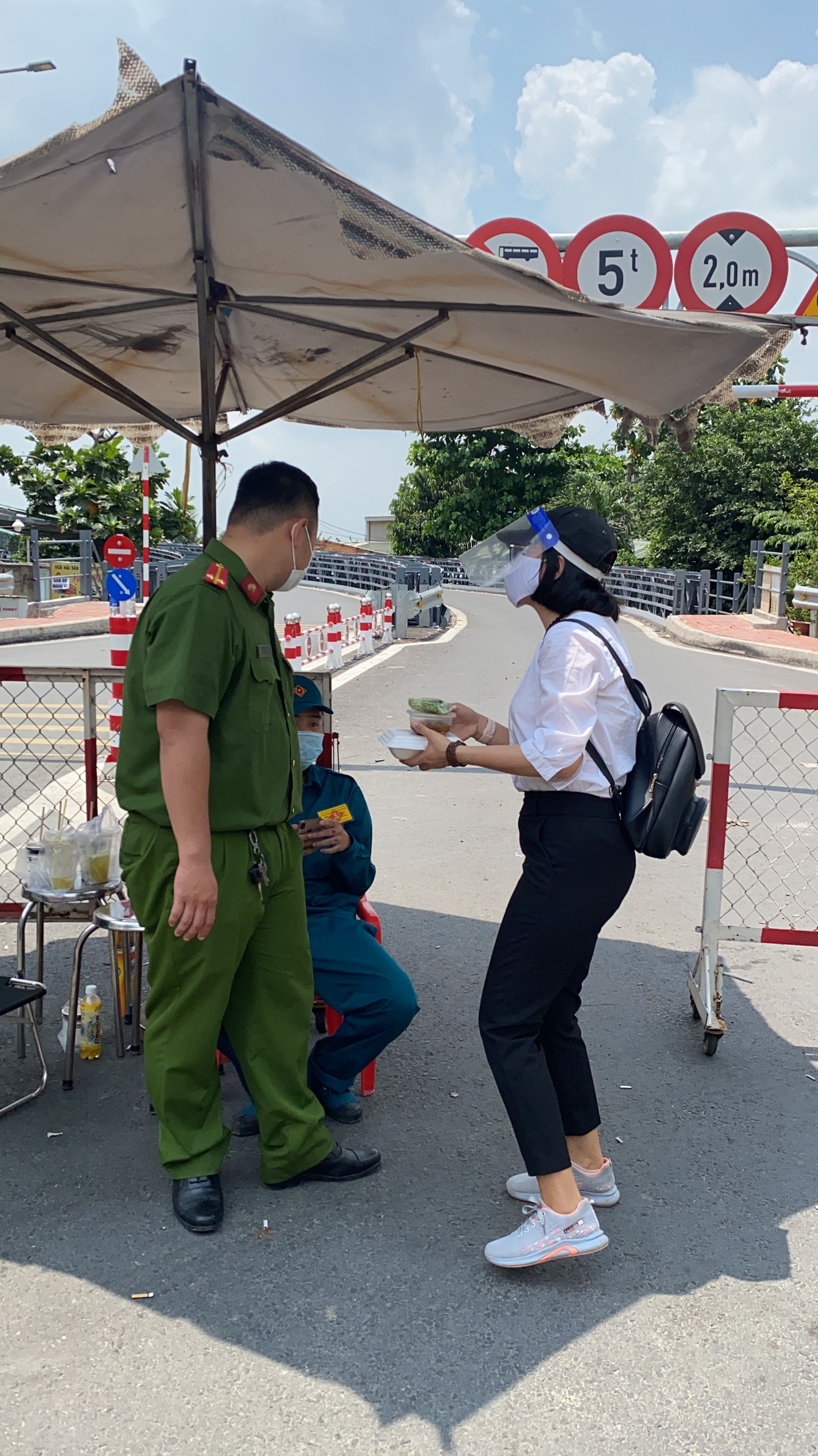 Người dân Gò Vấp nấu cơm tặng lực lượng chống dịch - Ảnh 2.