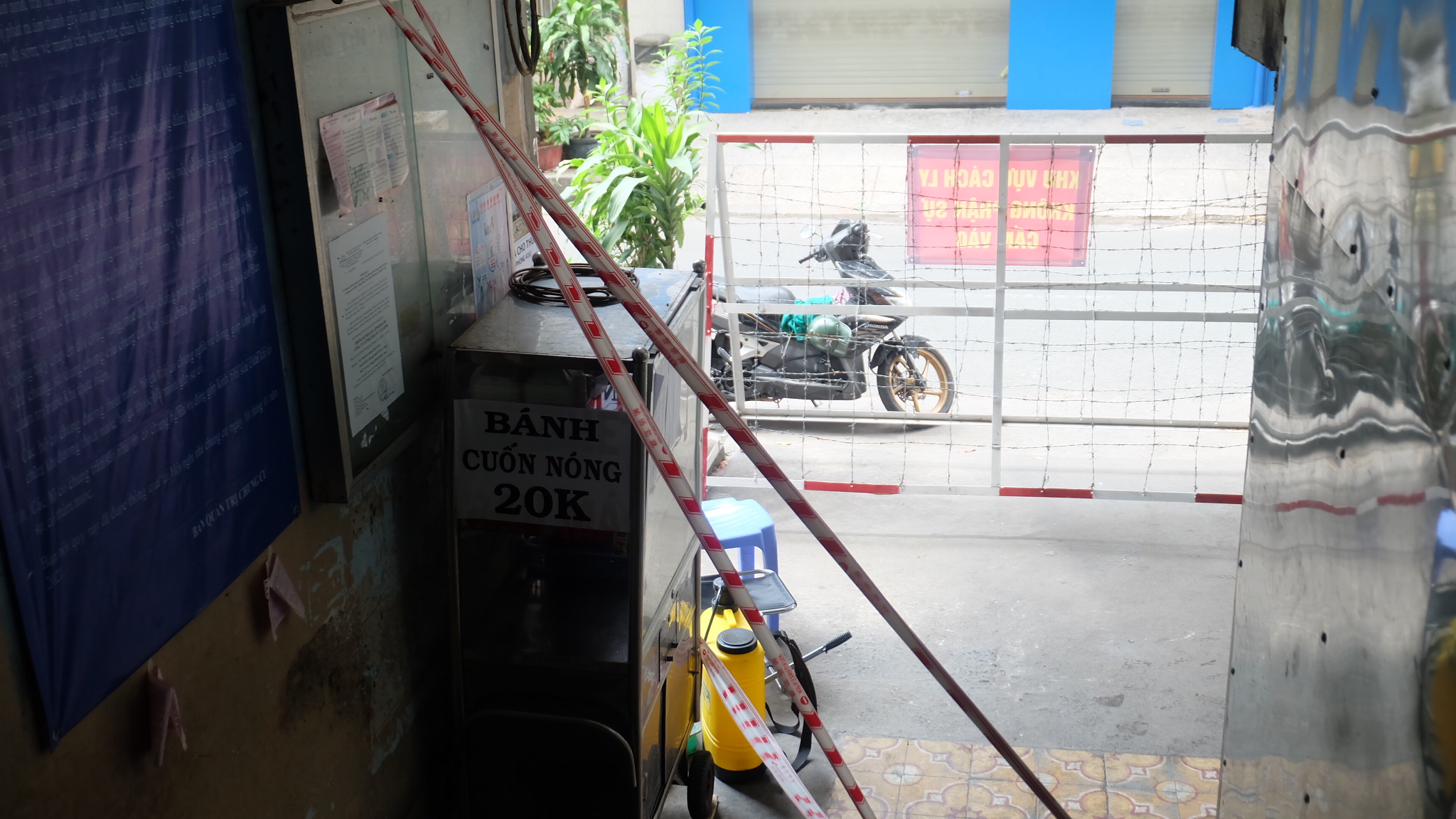 To&agrave;n cảnh b&ecirc;n trong khu vực bị phong tỏa ở Chung cư 1 B&agrave;u C&aacute;t - Ảnh 2.