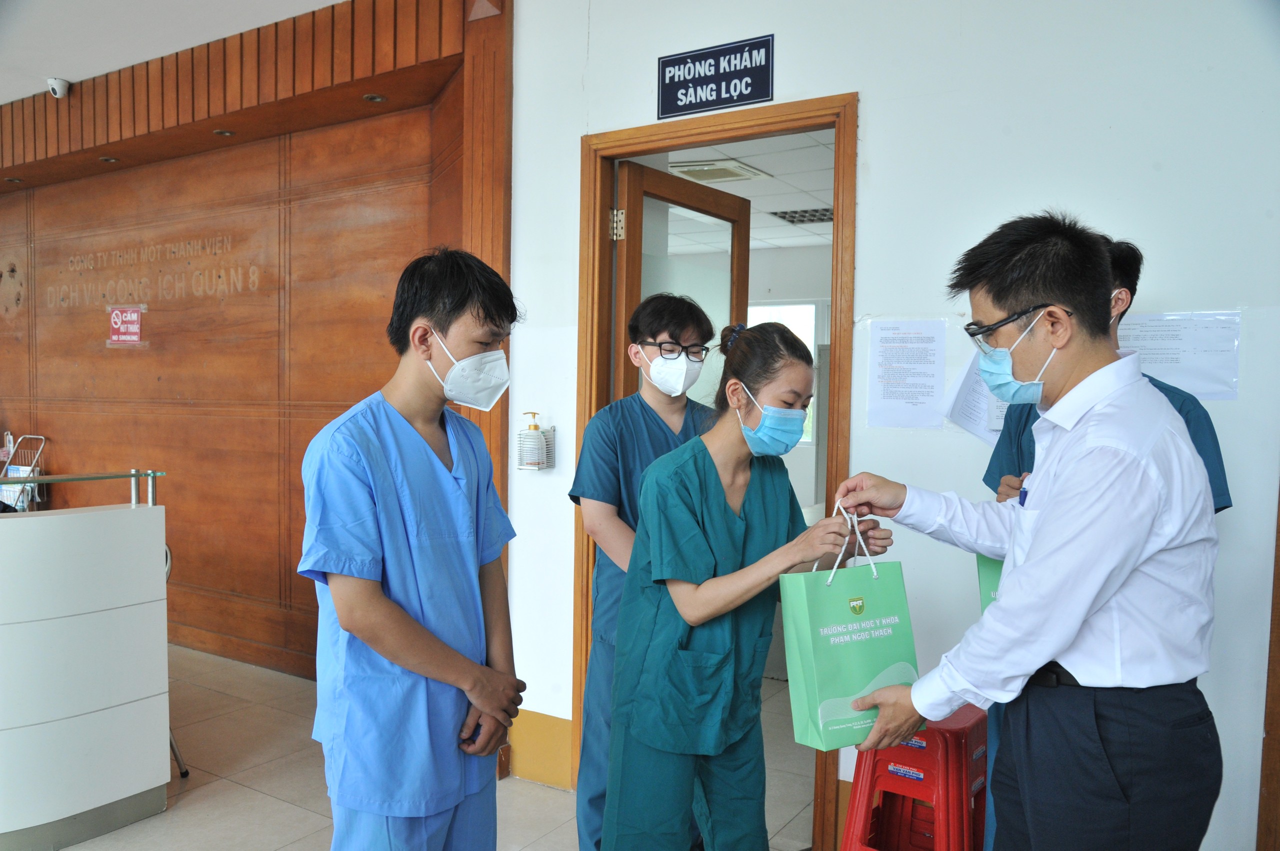 TP HCM: Hơn 500 sinh viên trường y xông pha chống dịch Covid-19 - Ảnh 2.