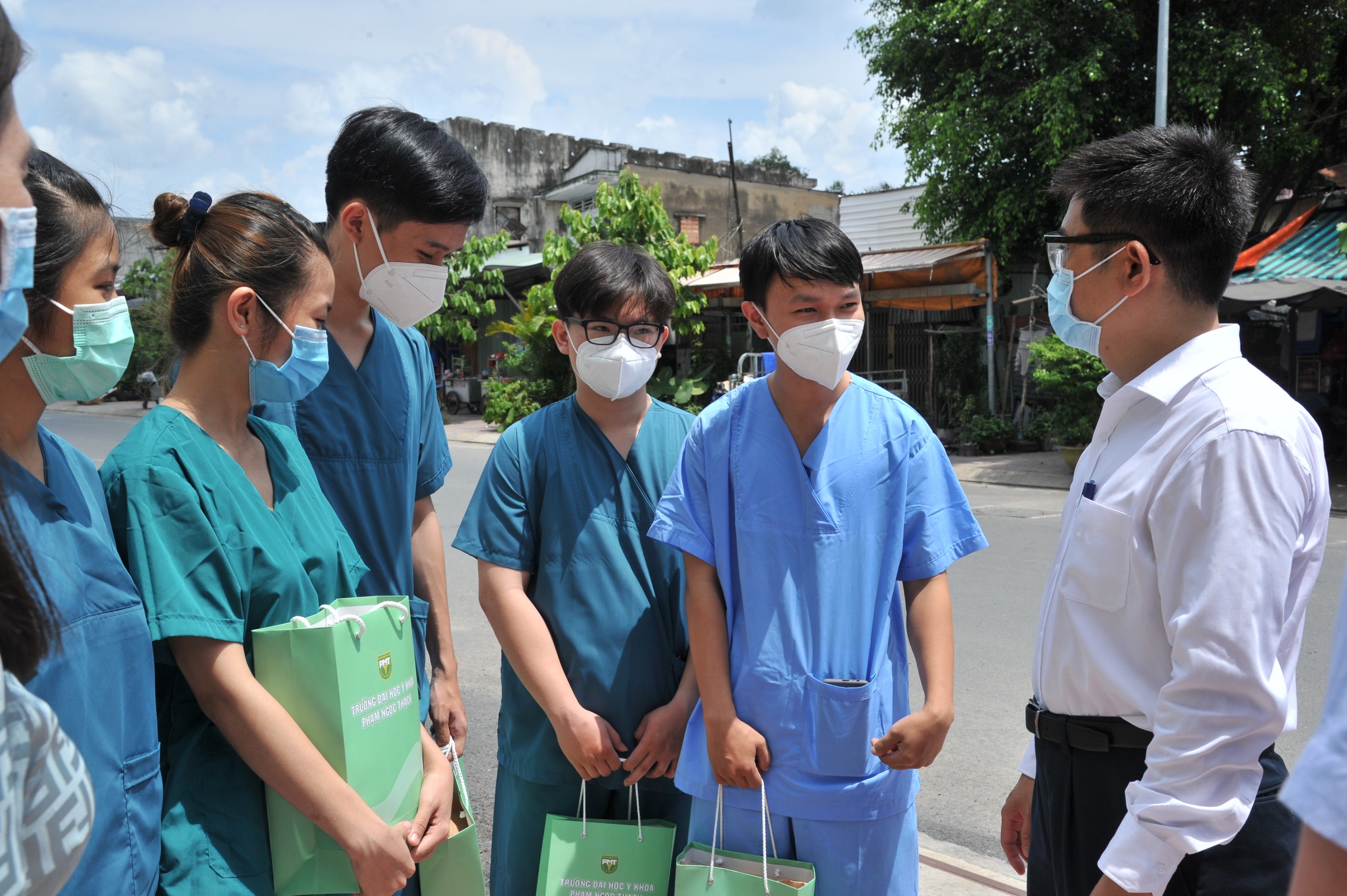TP HCM: Hơn 500 sinh viên trường y xông pha chống dịch Covid-19
