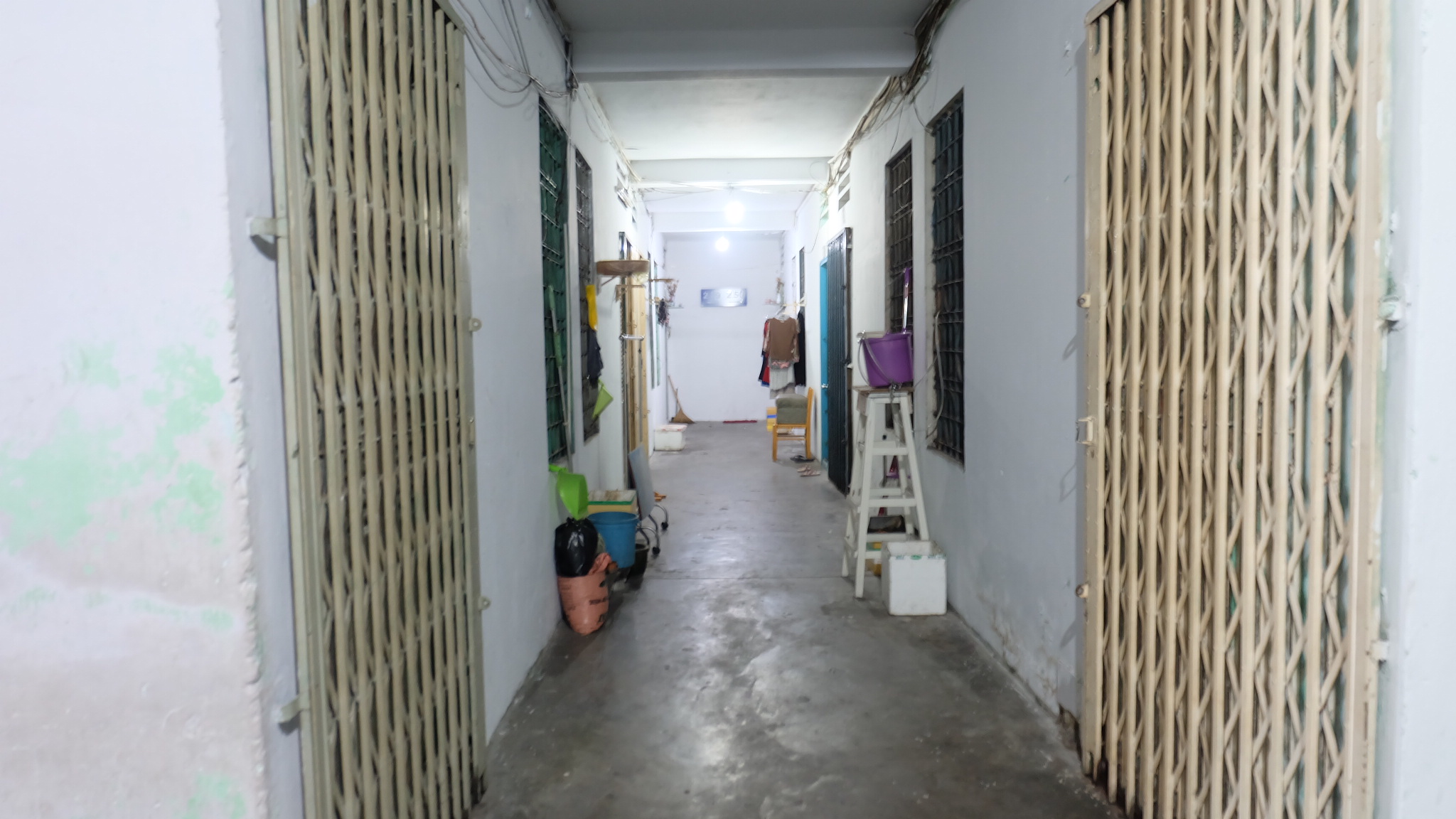 To&agrave;n cảnh b&ecirc;n trong khu vực bị phong tỏa ở Chung cư 1 B&agrave;u C&aacute;t - Ảnh 6.