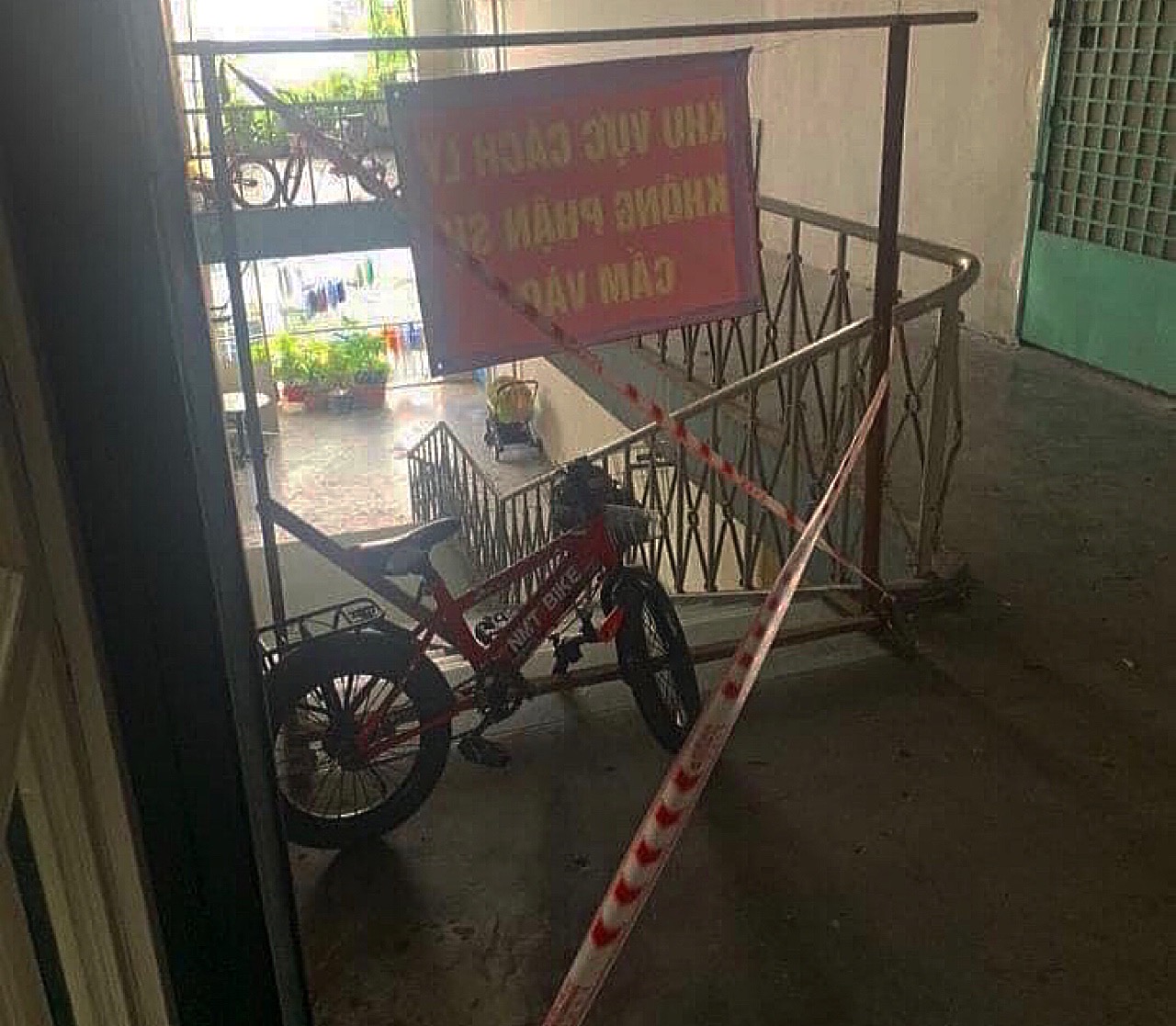 To&agrave;n cảnh b&ecirc;n trong khu vực bị phong tỏa ở Chung cư 1 B&agrave;u C&aacute;t - Ảnh 9.