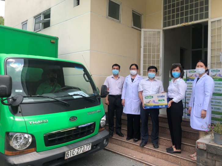 Nutifood v&agrave; &Ocirc;ng Bầu trao tặng sản phẩm dinh dưỡng trị gi&aacute; 1,3 tỉ đồng cho CBNV ng&agrave;nh y tế TP HCM - Ảnh 2.