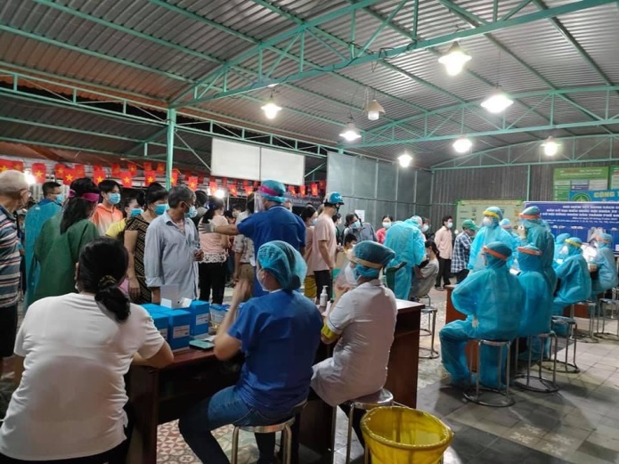 Nutifood v&agrave; &Ocirc;ng Bầu trao tặng sản phẩm dinh dưỡng trị gi&aacute; 1,3 tỉ đồng cho CBNV ng&agrave;nh y tế TP HCM - Ảnh 3.