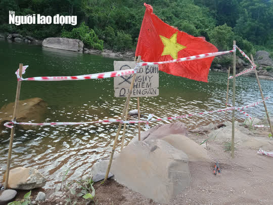 Đi thả lưới, người đàn ông ở Quảng Bình hoảng hồn kéo trúng vật lạ - Ảnh 1.