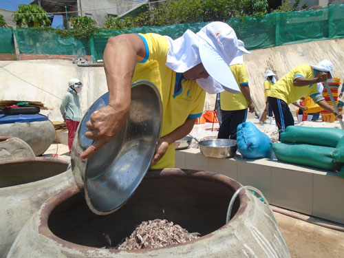 Nhà lều nước mắm nhộn nhịp giữa mùa dịch