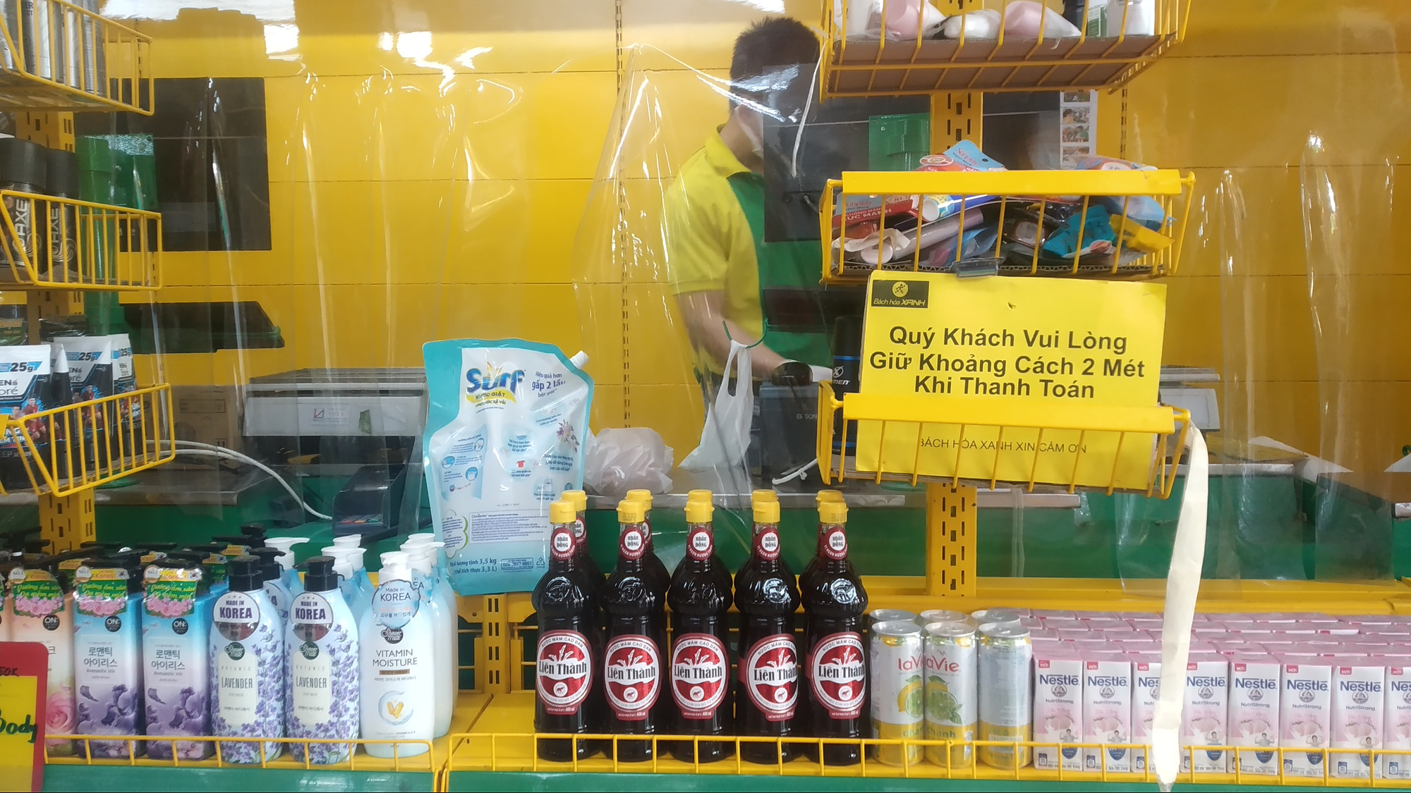TP HCM ngày đầu cấm chợ tự phát, giao thông công cộng - Ảnh 11.