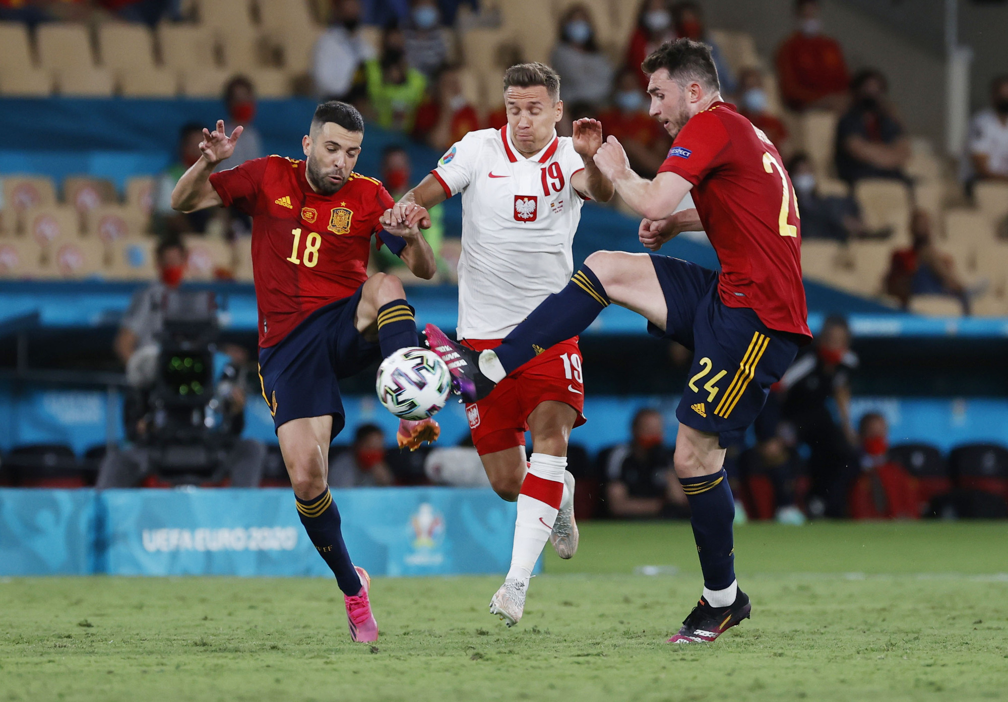 Lewandowski tỏa sáng, Tây Ban Nha đánh rơi chiến thắng trước Ba Lan