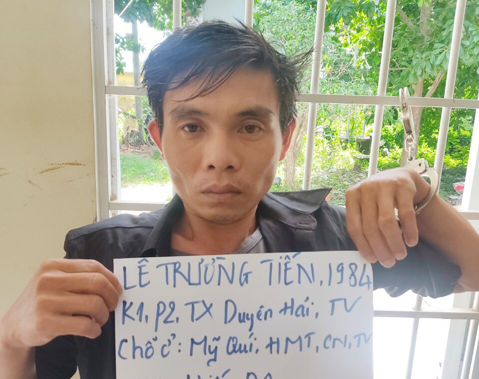 2 c&ocirc; g&aacute;i chống trả g&atilde; y&ecirc;u r&acirc;u xanh - Ảnh 1.