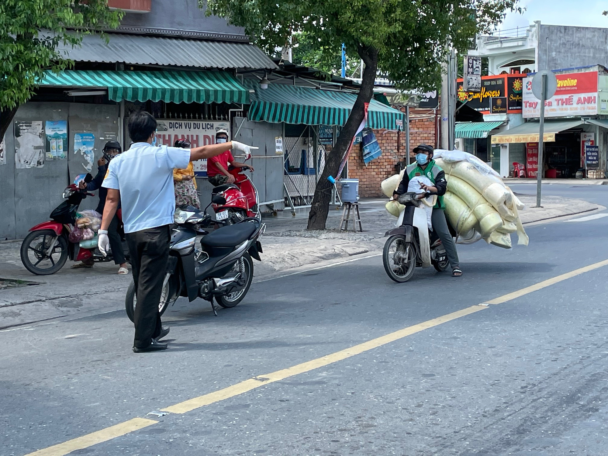TP HCM: Đi lại thế n&agrave;o tại 3 ấp bị phong tỏa của huyện H&oacute;c M&ocirc;n? - Ảnh 2.