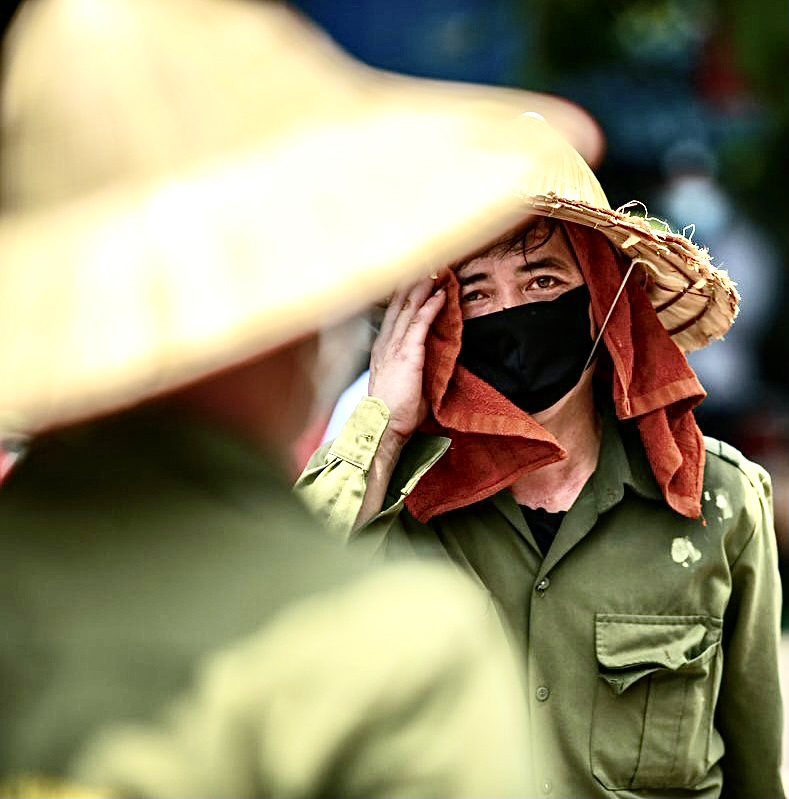 Người lao động mưu sinh ở bến xe Mỹ Đình mướt mồ hôi trong đợt nắng đỉnh điểm - Ảnh 6.