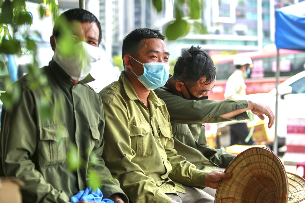 Người lao động mưu sinh ở bến xe Mỹ Đình mướt mồ hôi trong đợt nắng đỉnh điểm - Ảnh 10.