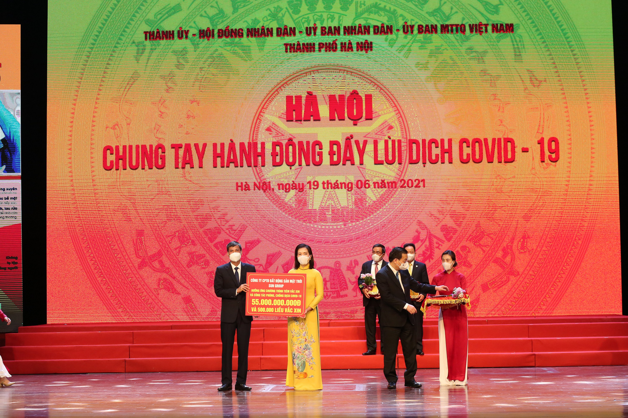 Chung tay cùng Hà Nội đẩy lùi Covid-19, Tập đoàn Sun Group ủng hộ 55 tỉ đồng mua vắc-xin