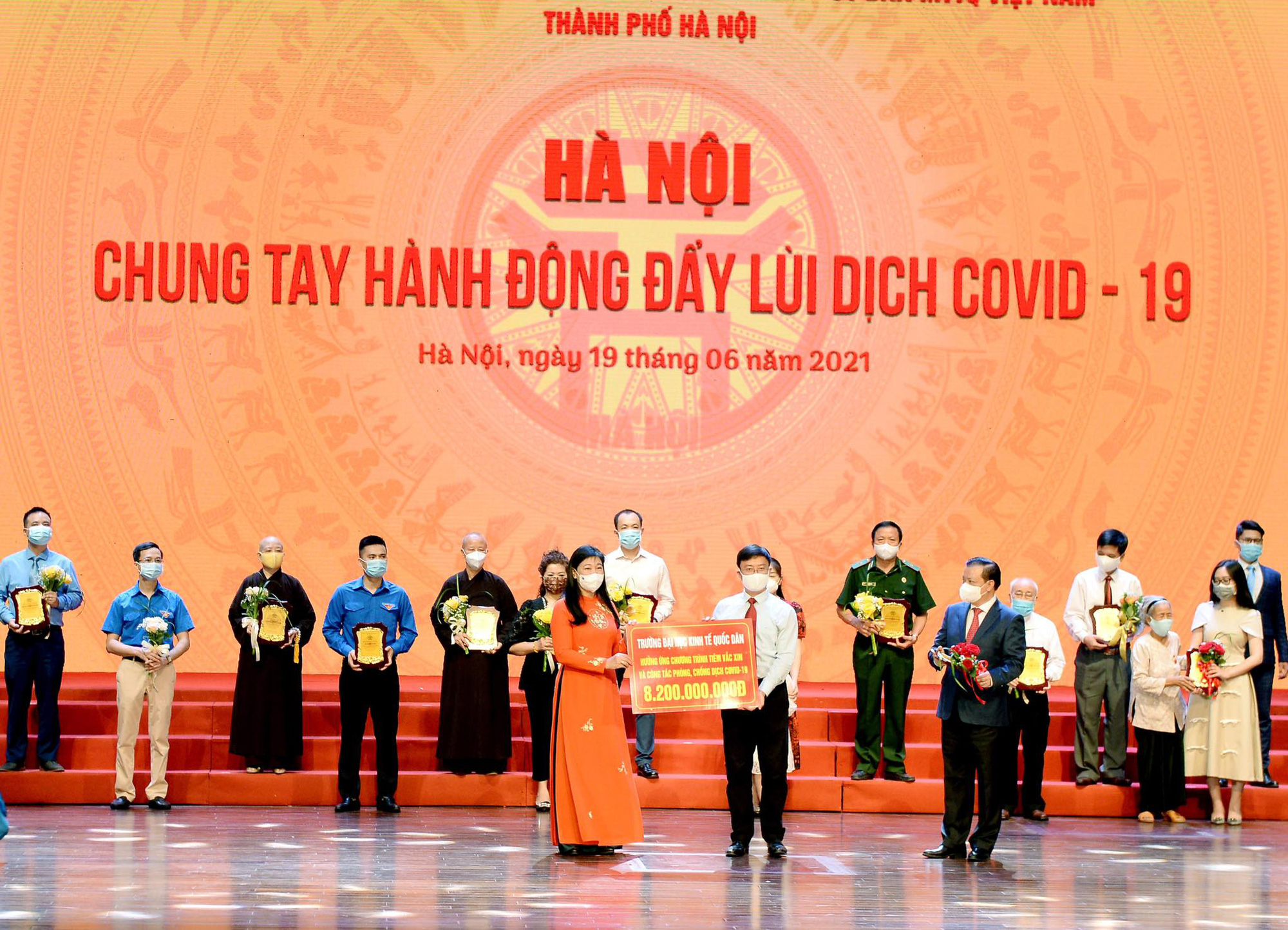 Một trường đại học d&agrave;nh 8 tỉ đồng mua vắc xin - Ảnh 1.