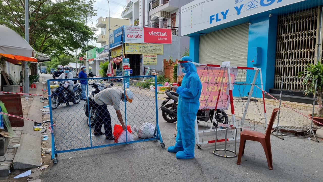 Quận B&igrave;nh T&acirc;n (TP HCM): Kiểm so&aacute;t chặt 24/24 giờ, kh&ocirc;ng cho người ra v&agrave;o v&ugrave;ng c&aacute;ch ly - Ảnh 2.