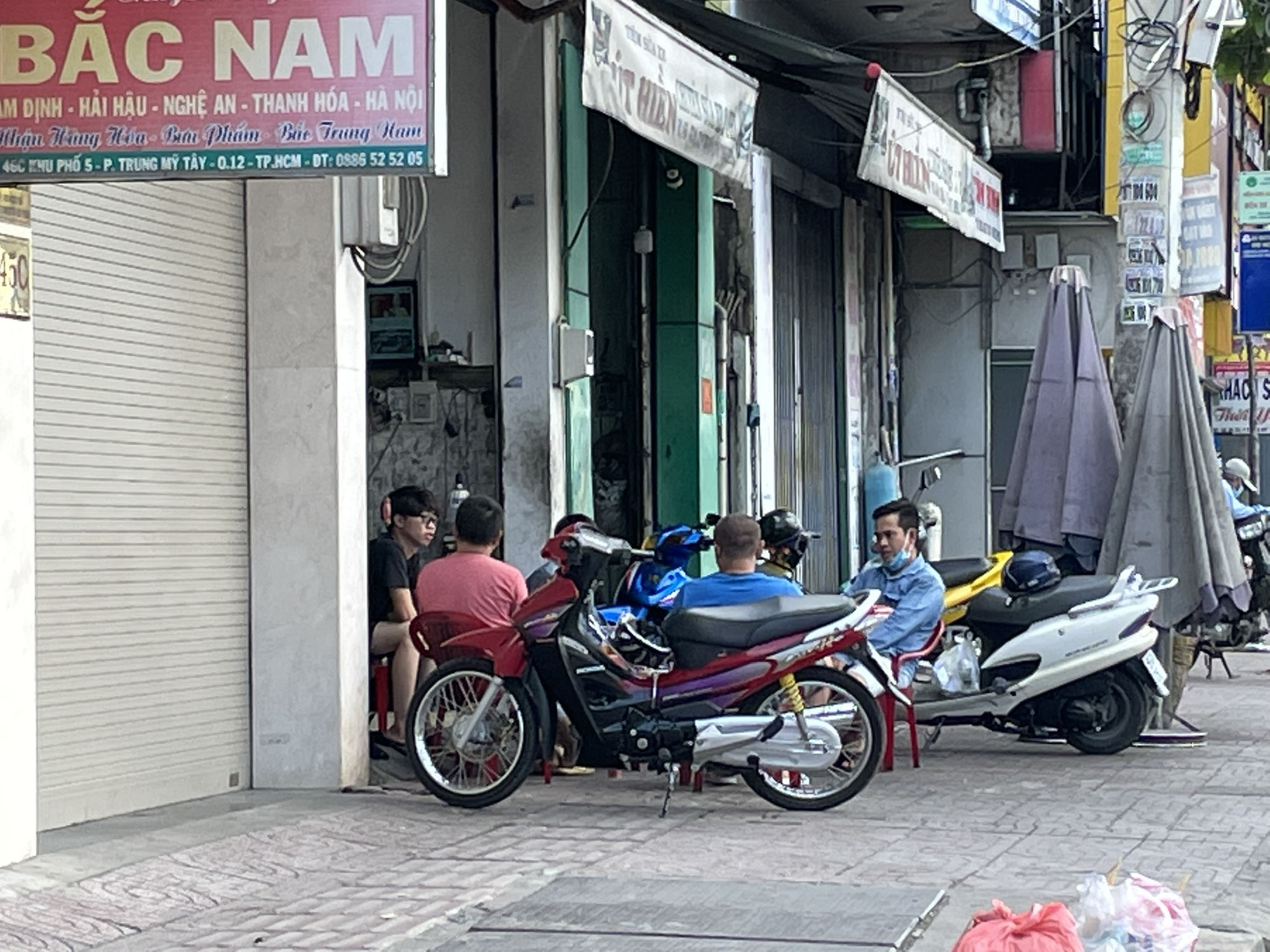 TP HCM ngày đầu cấm chợ tự phát, giao thông công cộng - Ảnh 16.