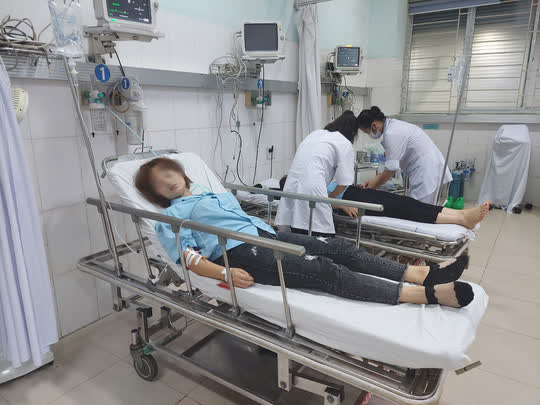 Hàng chục công nhân nhập viện sau bữa tối