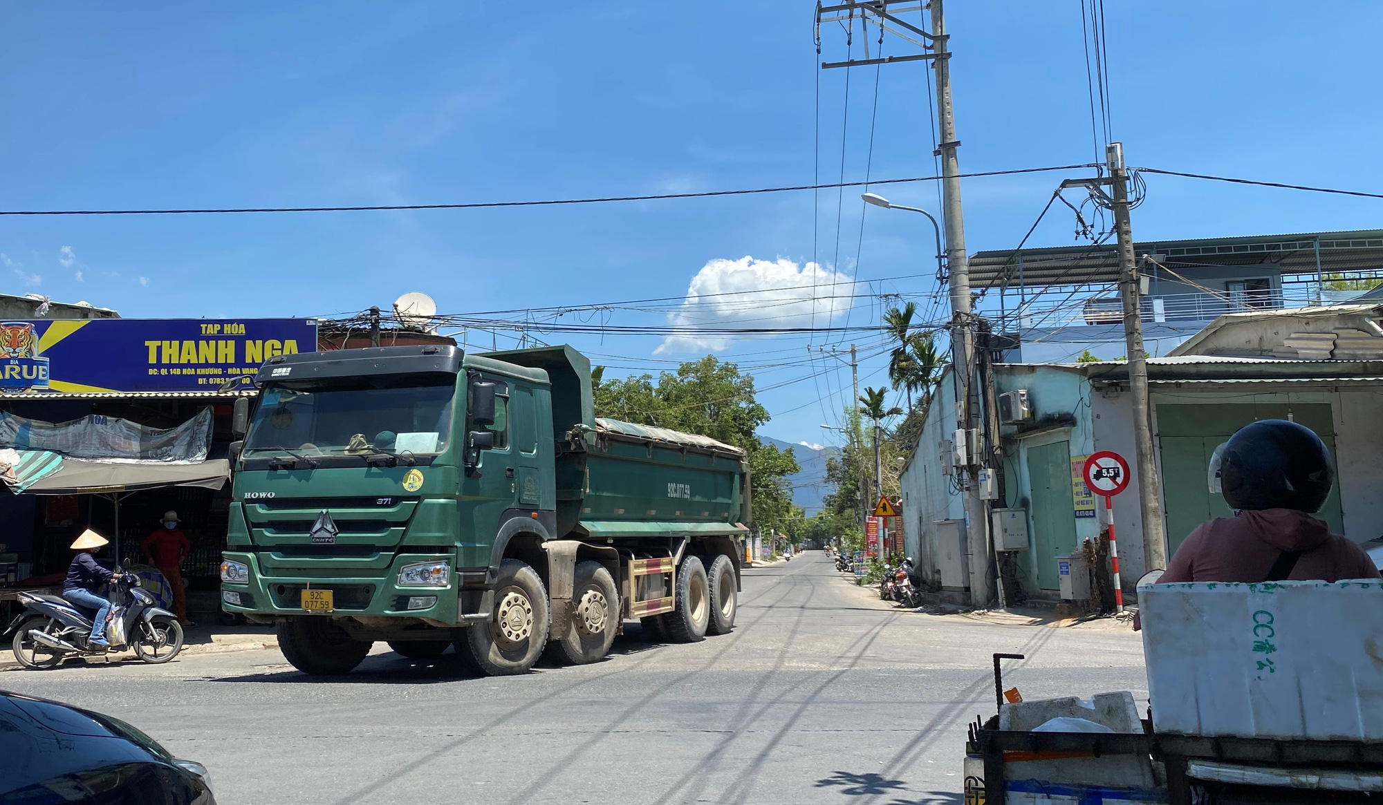 Đ&agrave; Nẵng: Xe qu&aacute; tải c&ocirc;ng khai lộng h&agrave;nh tr&ecirc;n đường cấm - Ảnh 4.