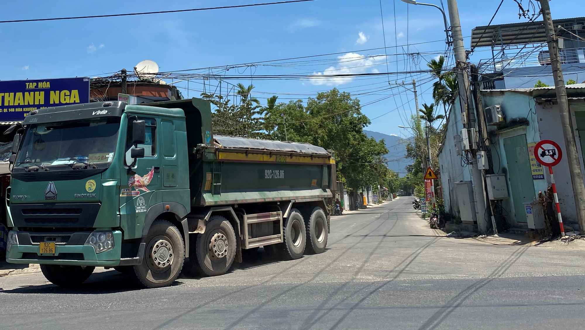 Đà Nẵng: Xe quá tải công khai lộng hành trên đường cấm