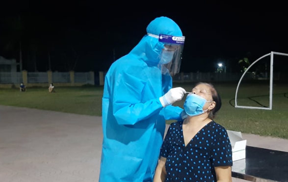 Vợ sốt, chồng chở tới bệnh viện kiểm tra, kết quả cả hai cùng dương tính SARS-CoV-2