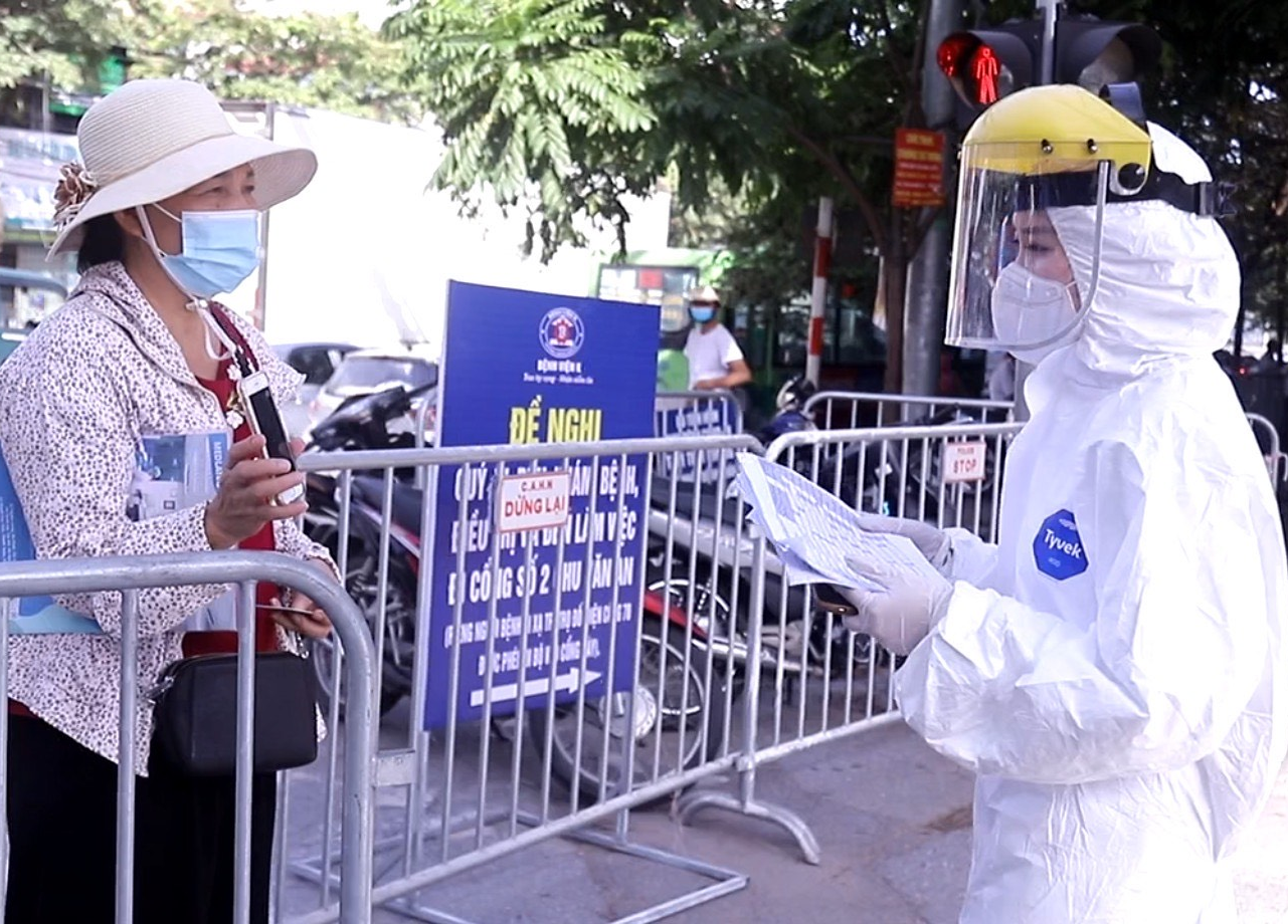 Bệnh viện K vắng vẻ trong ngày khám trở lại sau hơn 1 tháng phong toả vì Covid-19