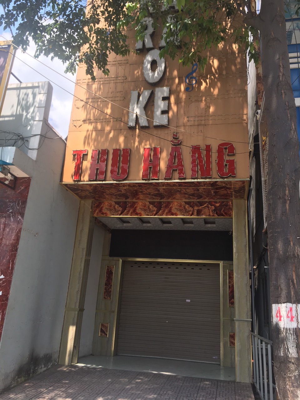 Diễn biến n&oacute;ng vụ 2 c&ocirc; g&aacute;i khỏa th&acirc;n phục vụ 20 kh&aacute;ch ở TP Bi&ecirc;n H&ograve;a - Ảnh 1.