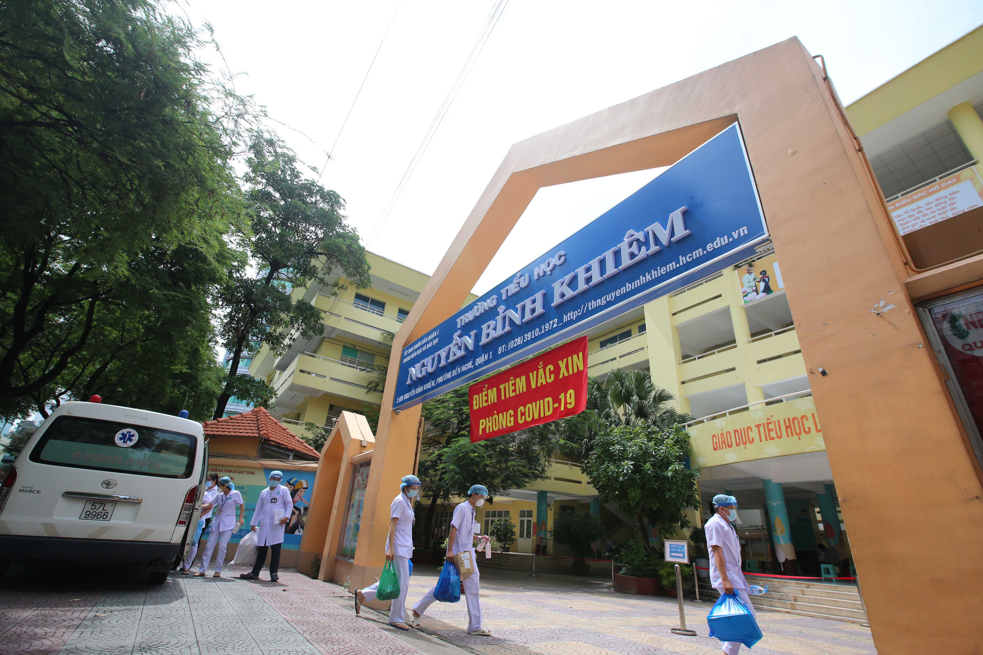 TP HCM tiêm đại trà vắc-xin Covid-19 cho nhiều đối tượng - Ảnh 1.