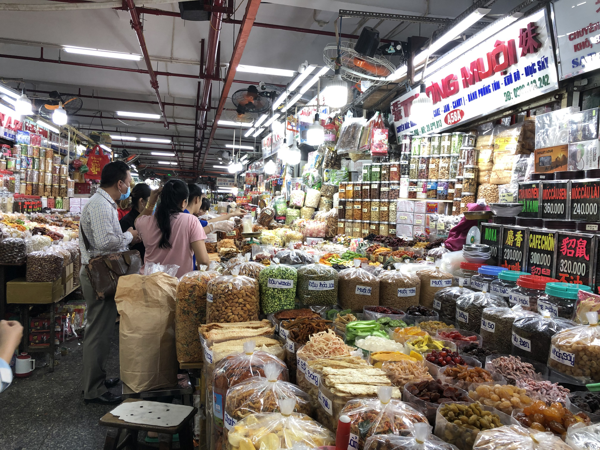 TP HCM: H&agrave;ng ho&aacute; kh&ocirc;ng phải lương thực thực phẩm, nhu yếu phẩm... ở chợ truyền thống phải ngưng hoạt động - Ảnh 1.
