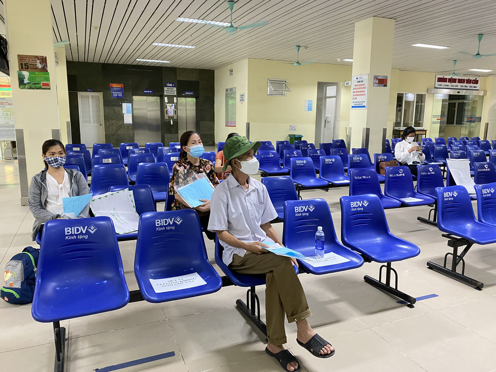 Bệnh viện K vắng vẻ trong ng&agrave;y kh&aacute;m trở lại sau hơn 1 th&aacute;ng phong toả v&igrave; Covid-19 - Ảnh 8.