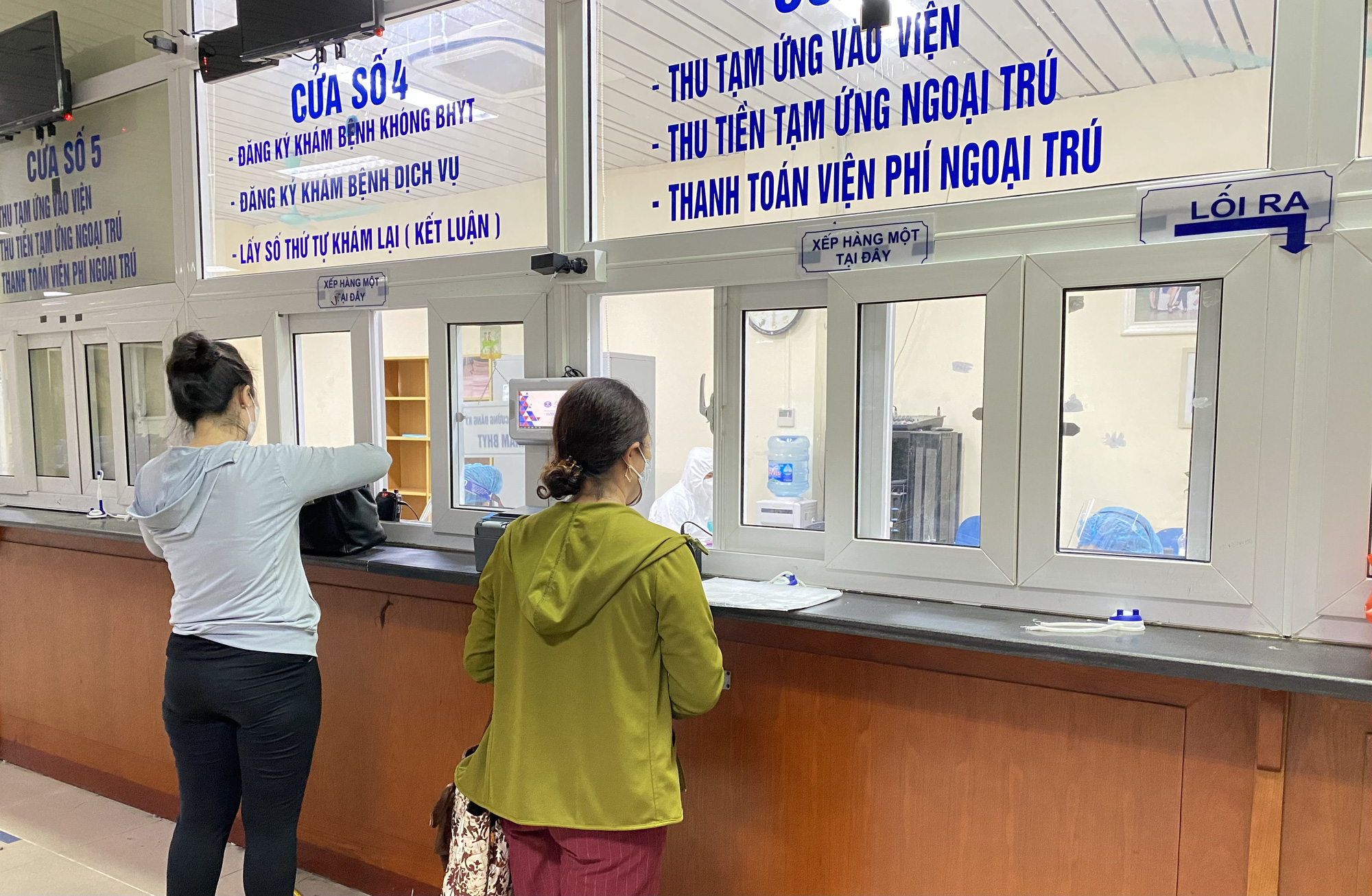 Bệnh viện K vắng vẻ trong ng&agrave;y kh&aacute;m trở lại sau hơn 1 th&aacute;ng phong toả v&igrave; Covid-19 - Ảnh 10.