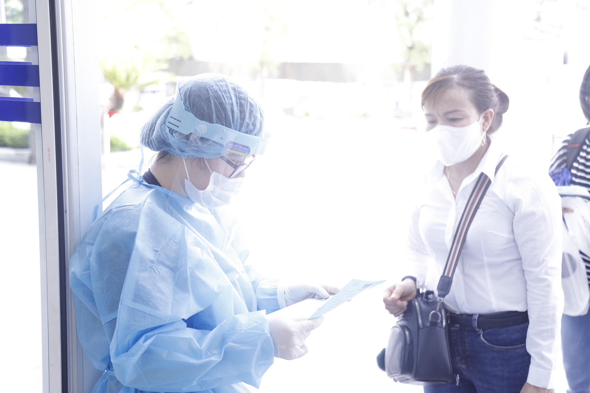 Bệnh viện K vắng vẻ trong ng&agrave;y kh&aacute;m trở lại sau hơn 1 th&aacute;ng phong toả v&igrave; Covid-19 - Ảnh 6.