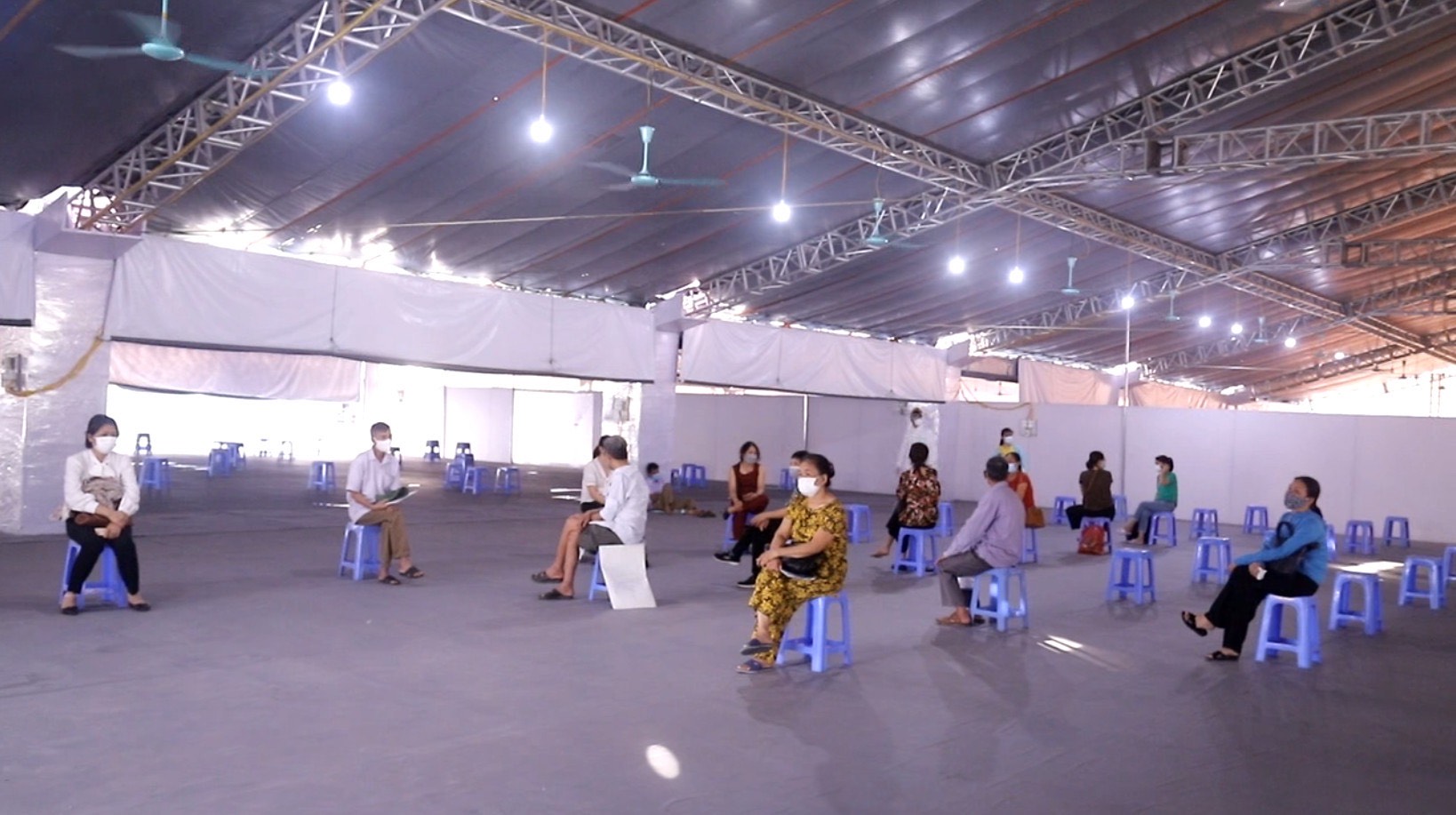 Bệnh viện K vắng vẻ trong ng&agrave;y kh&aacute;m trở lại sau hơn 1 th&aacute;ng phong toả v&igrave; Covid-19 - Ảnh 11.