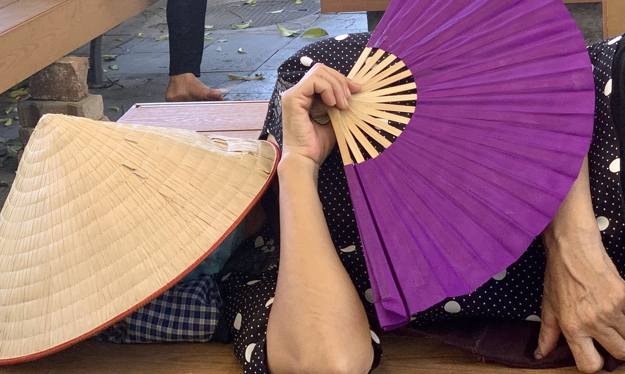 CLIP: Người nh&agrave; bệnh nh&acirc;n &ldquo;vật vờ&rdquo; dưới c&aacute;i nắng đỉnh điểm tr&ecirc;n 40 độ C - Ảnh 3.