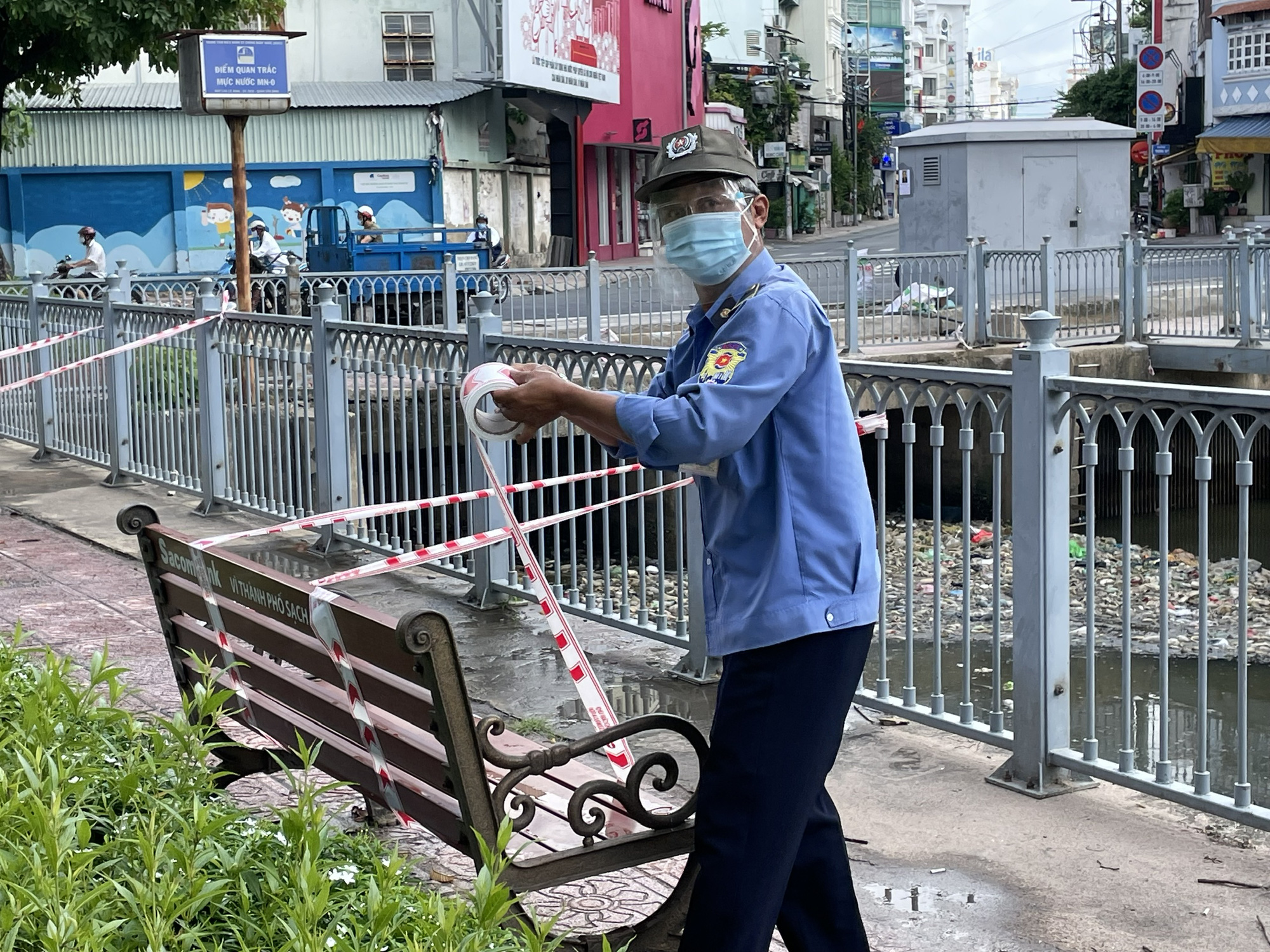 Hình ảnh trưa 21-6 ở TP HCM, ngày thứ 2 thực hiện Chỉ thị 10