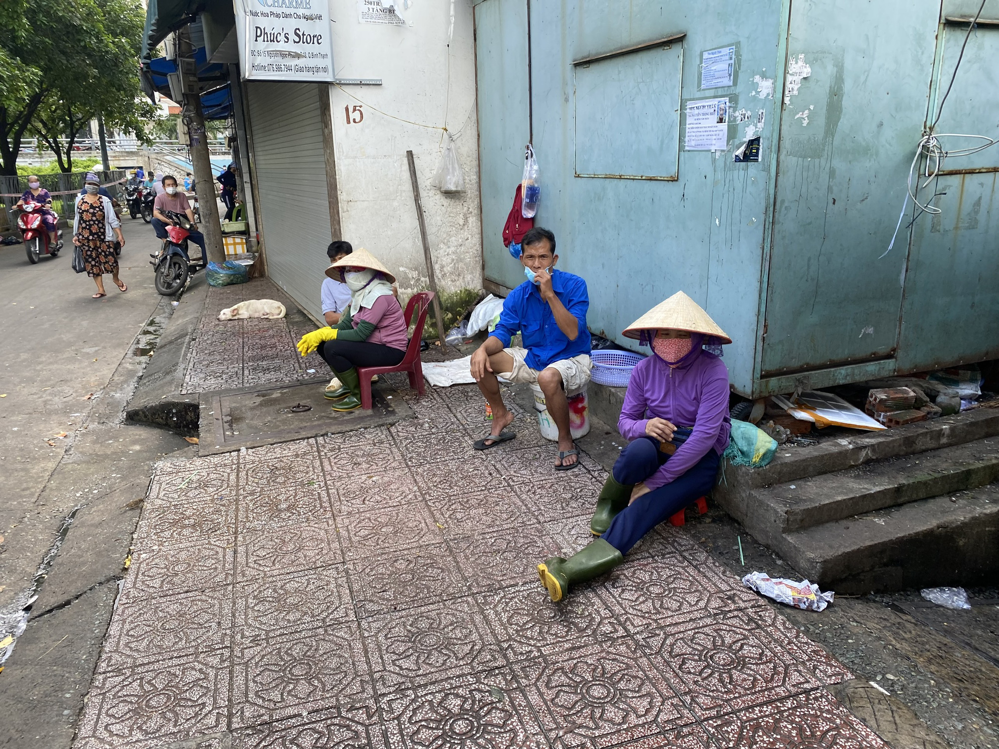 TP HCM: C&aacute;c sạp chợ b&aacute;n gi&agrave;y d&eacute;p, quần &aacute;o... đồng loạt đ&oacute;ng cửa để chống dịch - Ảnh 12.
