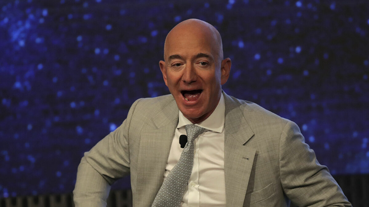 Gần 100.000 người ký 2 kiến nghị không cho tỉ phú Jeff Bezos trở lại trái đất