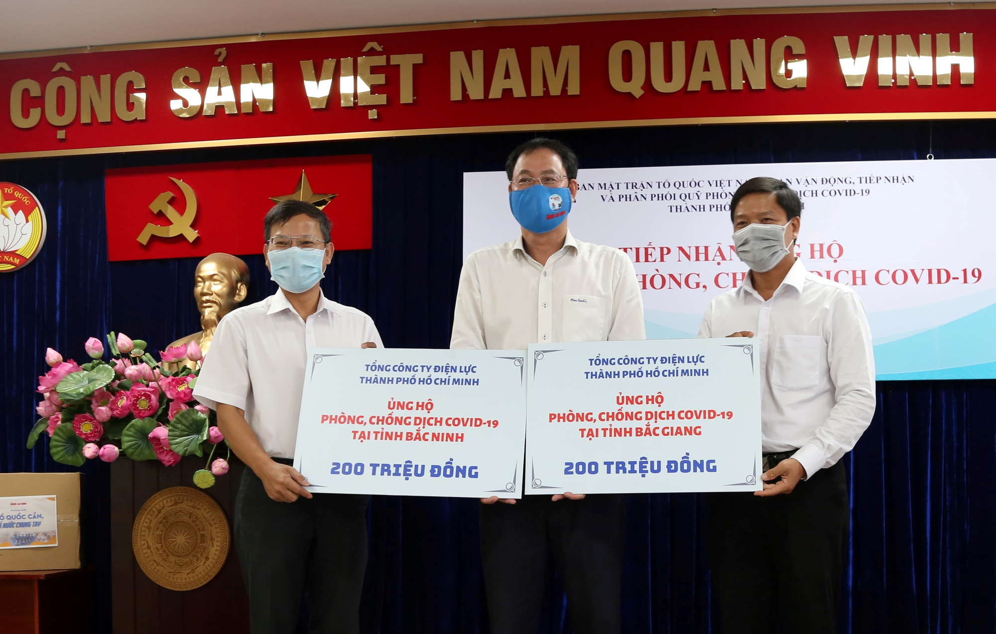 EVNHCMC ủng hộ 1 tỉ đồng cho Quỹ ph&ograve;ng chống Covid-19 - Ảnh 1.