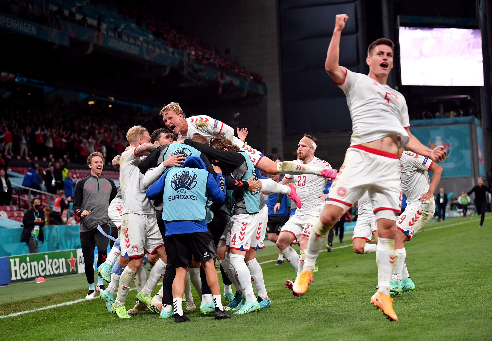 Đè bẹp Nga, Đan Mạch vào vòng 1/8 Euro 2020 gặp Xứ Wales
