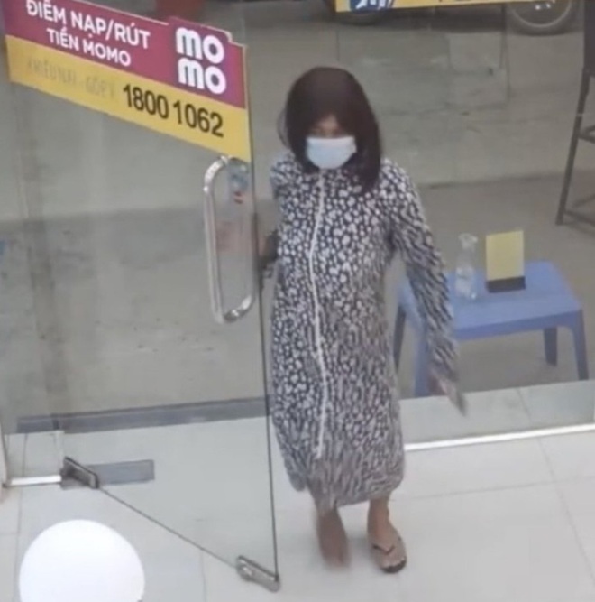 Đội t&oacute;c d&agrave;i giả g&aacute;i v&agrave;o cửa h&agrave;ng cướp 2 điện thoại trị gi&aacute; 74 triệu đồng - Ảnh 1.