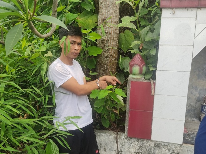 Đội t&oacute;c d&agrave;i giả g&aacute;i v&agrave;o cửa h&agrave;ng cướp 2 điện thoại trị gi&aacute; 74 triệu đồng - Ảnh 2.
