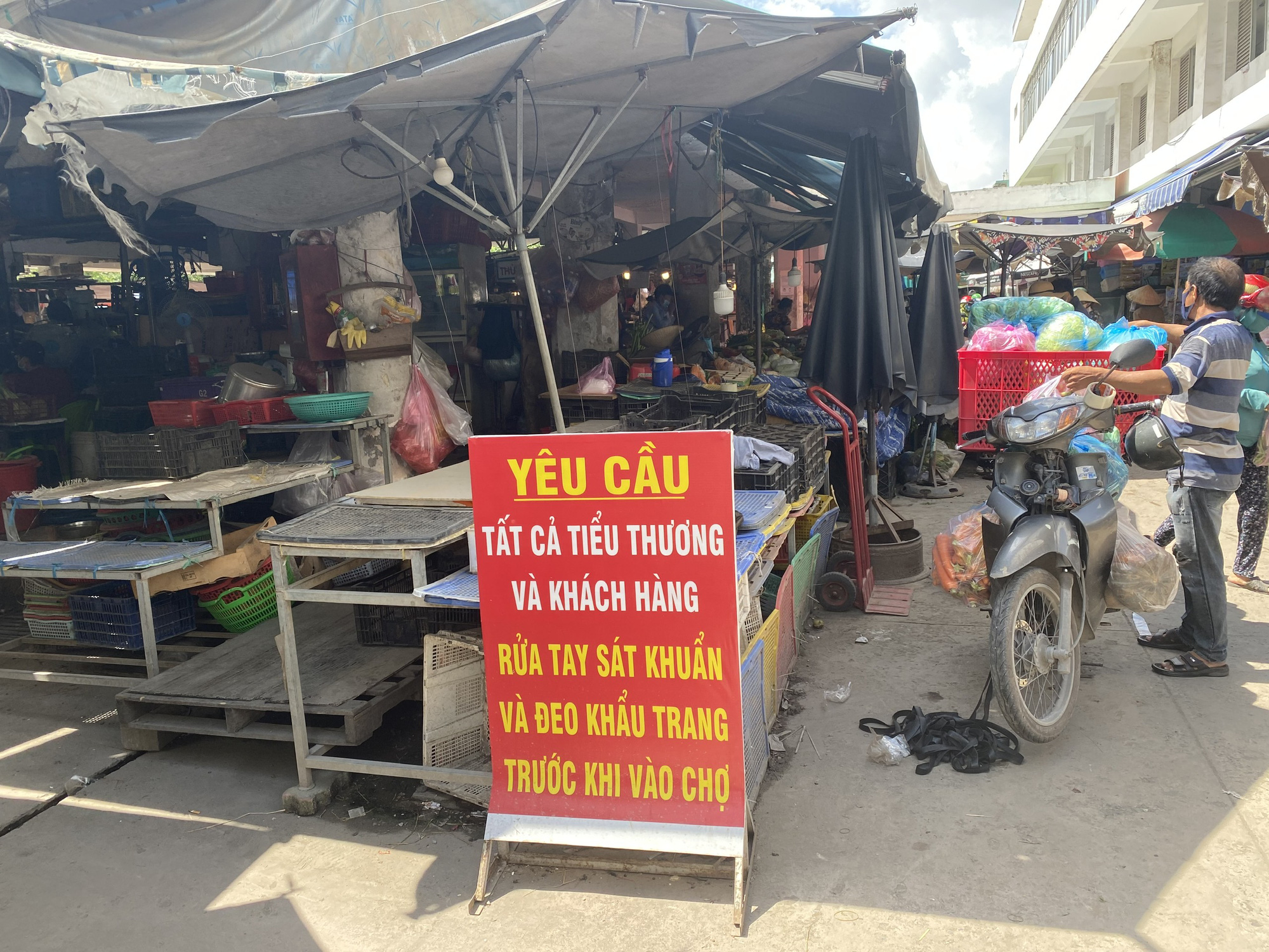 TP HCM: C&aacute;c sạp chợ b&aacute;n gi&agrave;y d&eacute;p, quần &aacute;o... đồng loạt đ&oacute;ng cửa để chống dịch - Ảnh 10.