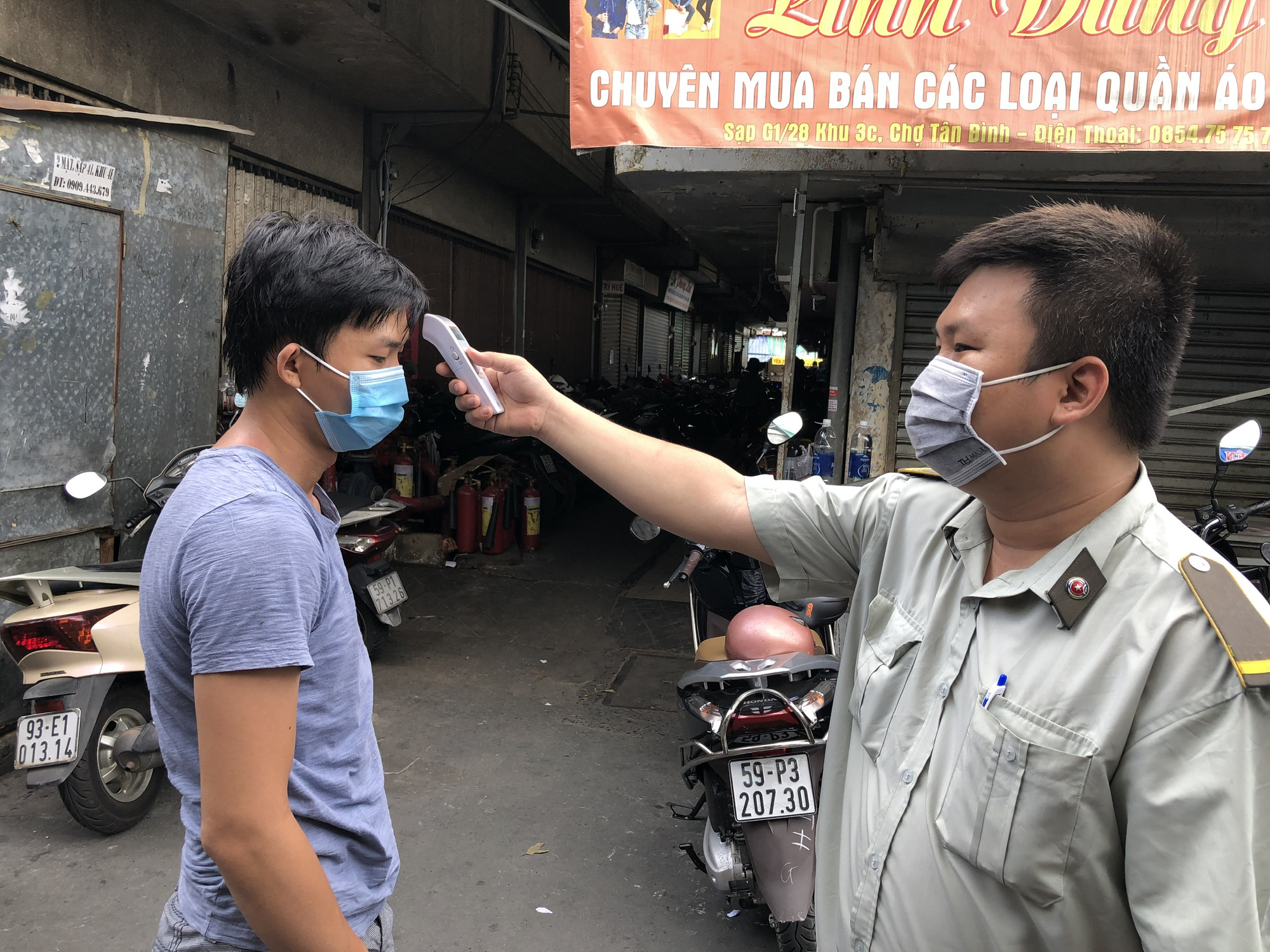 TP HCM: C&aacute;c sạp chợ b&aacute;n gi&agrave;y d&eacute;p, quần &aacute;o... đồng loạt đ&oacute;ng cửa để chống dịch - Ảnh 6.