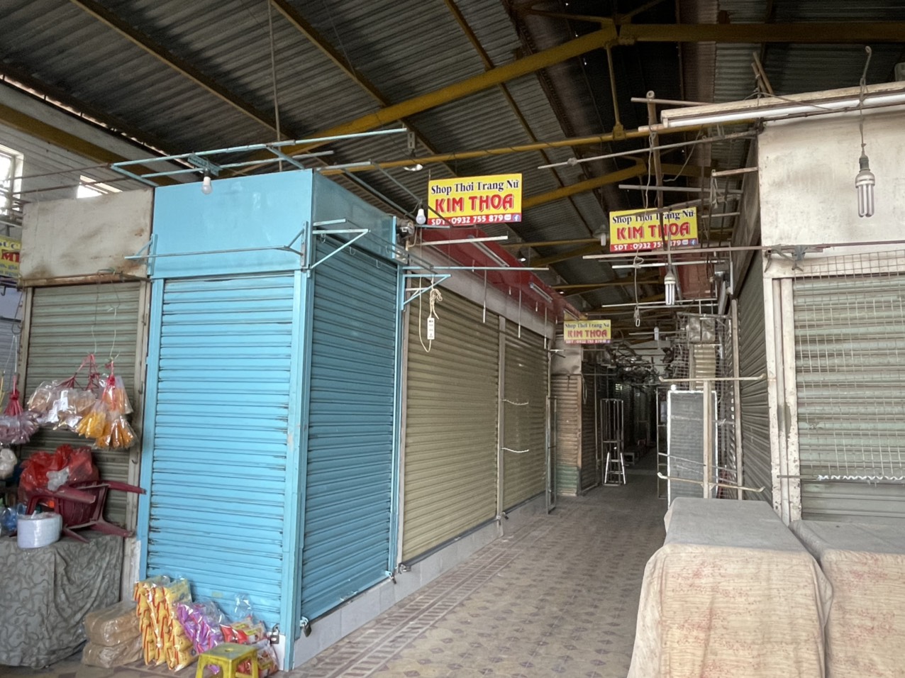 TP HCM: C&aacute;c sạp chợ b&aacute;n gi&agrave;y d&eacute;p, quần &aacute;o... đồng loạt đ&oacute;ng cửa để chống dịch - Ảnh 14.
