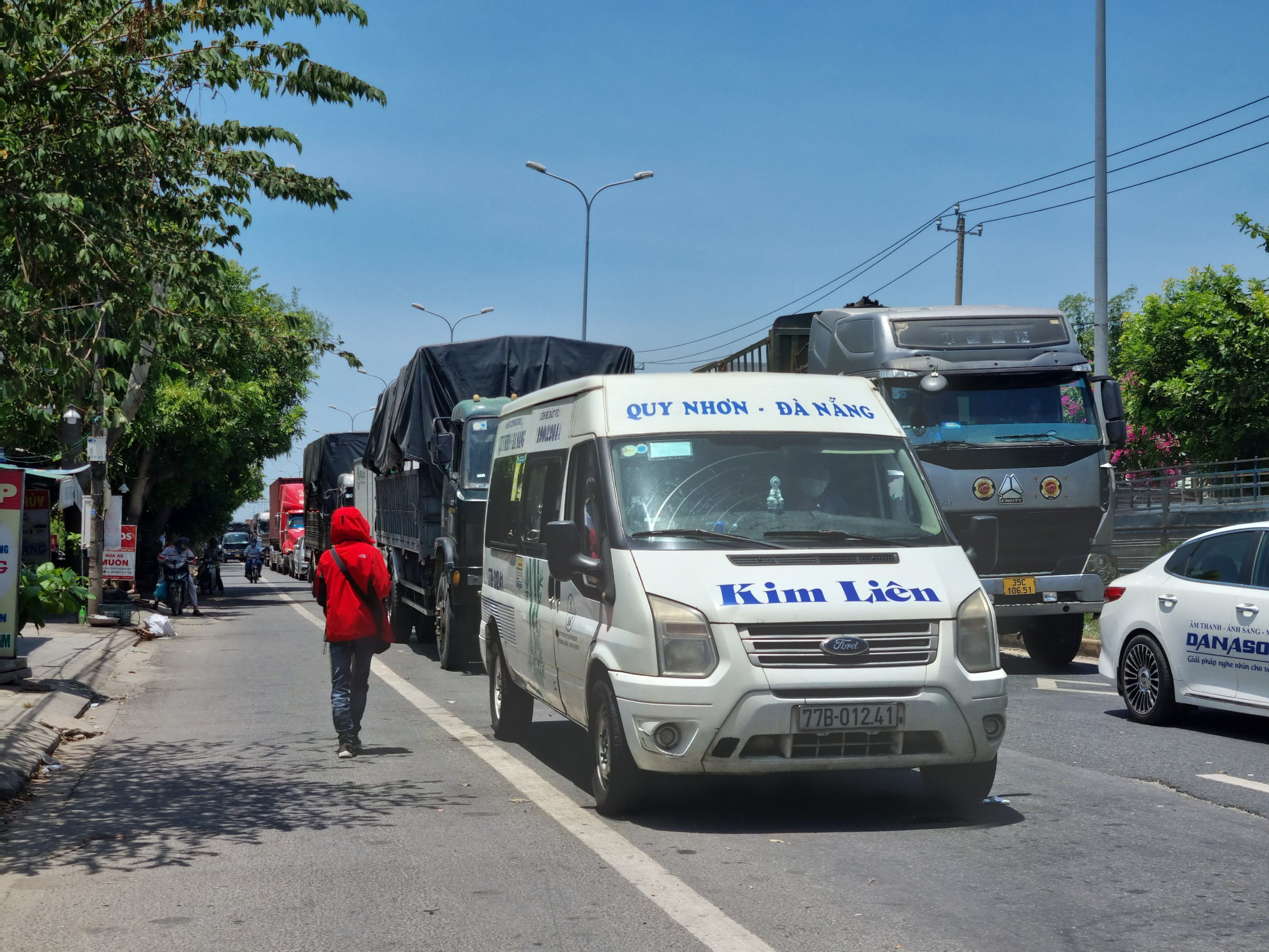 &Ugrave;n tắc ở chốt kiểm so&aacute;t dịch TP Đ&agrave; Nẵng, CSGT  phơi nắng ph&acirc;n luồng - Ảnh 1.