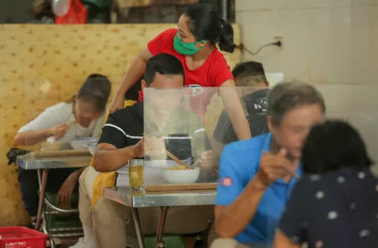 CLIP: Hàng quán Hà Nội tấp nập đón khách trở lại, chủ quán "mừng ra mặt"