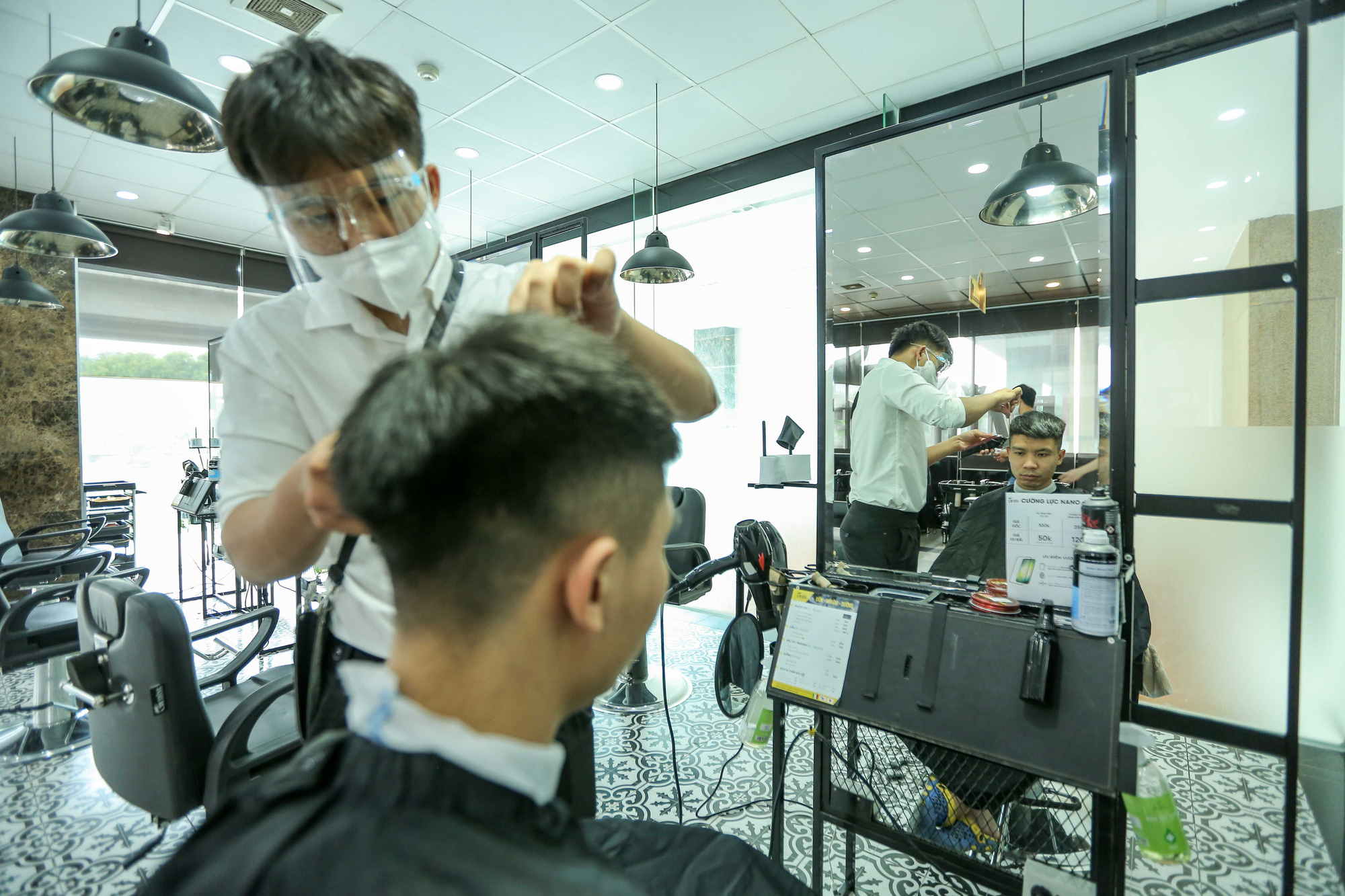 CLIP: Hàng quán Hà Nội tấp nập đón khách trở lại, chủ quán mừng ra mặt - Ảnh 12.